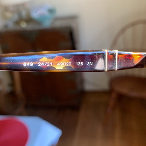 Persol Sunglasses
Tortoise/Green
Hand Made in Italy
Excellent Condition - Picture 3 of 6